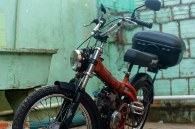 Motosiklet ya da scooter konut parkına park edilmiş. Nakliye aracı. Alternatif taşıma. Eski motosiklet. - Makine. Scooter..