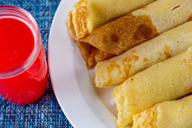 Masada rulo krep servis ediliyor. Krep, yumurta, un ve sütle yapılan küçük bir tavada ya da tavada kızartılmış hamur türüdür..