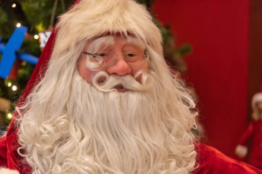 Noel 'in süslenmesi ve kutlanması. Yeni yıl partileri. Noel ışıkları ve süslemeleri. Hediyeler. Aziz Patrick Günü.