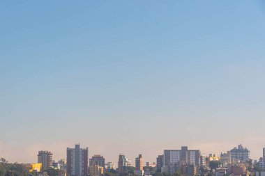 Santa Maria RS Brezilya 'da sisli bir şafak. Kentsel şehir. Sis. Rio Grande do Sul 'un coğrafi merkezi. Üniversite Şehri.