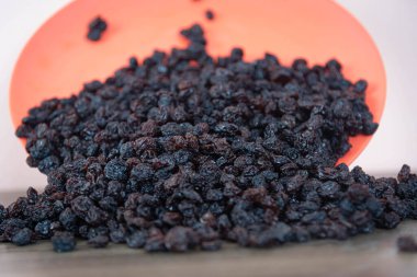 Kurutulmuş siyah kuru üzüm. Kuru üzümler kuruyan taze üzümlerle elde edilir. Kurutulmuş meyve grubuna dahil edilerek, eşlik edilmeden pişirilen veya yenilen en popüler gıdalardan biri haline getirilirler..