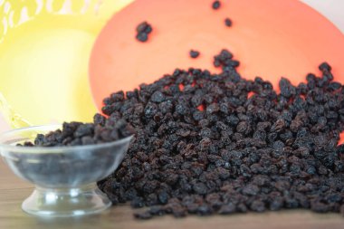 Kurutulmuş siyah kuru üzüm. Kuru üzümler kuruyan taze üzümlerle elde edilir. Kurutulmuş meyve grubuna dahil edilerek, eşlik edilmeden pişirilen veya yenilen en popüler gıdalardan biri haline getirilirler..