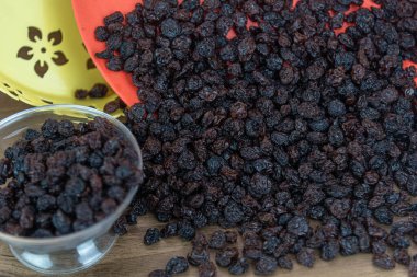 Kurutulmuş siyah kuru üzüm. Kuru üzümler kuruyan taze üzümlerle elde edilir. Kurutulmuş meyve grubuna dahil edilerek, eşlik edilmeden pişirilen veya yenilen en popüler gıdalardan biri haline getirilirler..