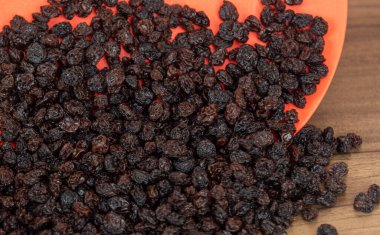 Kurutulmuş siyah kuru üzüm. Kuru üzümler kuruyan taze üzümlerle elde edilir. Kurutulmuş meyve grubuna dahil edilerek, eşlik edilmeden pişirilen veya yenilen en popüler gıdalardan biri haline getirilirler..