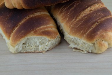 Elle yapılan buğday ekmeği. Ev ekmeği. Un, su, tuz ve mayadan yapılan sıradan yiyecekler..