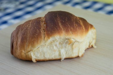 Elle yapılan buğday ekmeği. Ev ekmeği. Un, su, tuz ve mayadan yapılan sıradan yiyecekler..