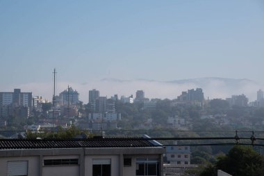 Santa Maria RS Brezilya 'da sisli bir şafak. Kentsel şehir. Sis. Rio Grande do Sul 'un coğrafi merkezi. Üniversite Şehri.