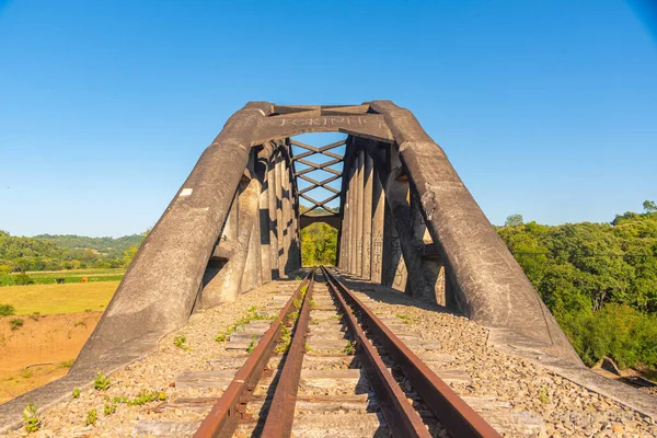 Övergiven Järnbro Över Floden Rosario Södra Brasilien Landsbygd Övergiven Järnvägstransportinfrastruktur — Stockfoto
