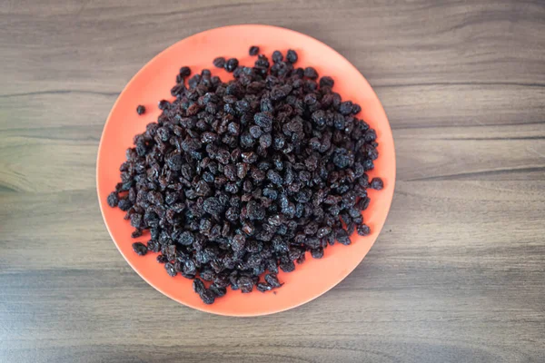 干黑葡萄干 葡萄干是由新鲜葡萄脱水得到的 它们属于干果类 是最受欢迎的烹调食品之一 也是最受欢迎的无伴食食品之一 — 图库照片