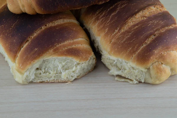 Elle yapılan buğday ekmeği. Ev ekmeği. Un, su, tuz ve mayadan yapılan sıradan yiyecekler..