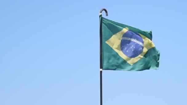 Flagga Brasilien Fladdrar Vinden Och Blå Himmel Bakgrund — Stockvideo