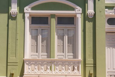 Beyaz duvarlı eski ahşap pencere.