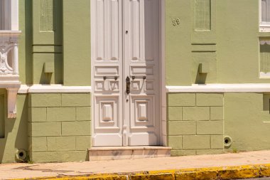 Pencereli eski ahşap kapı