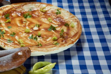 Peynirli ve domates soslu ev yapımı pizza. Tipik İtalyan yemekleri. Ev yemeği ve yemek. Geleneksel yemek, peynirli ve soslu pizza..