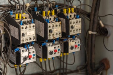 Elektronik ekipman ve bileşenler. Elektrik motorları ve kapasitörler. Elektronik kontrol paneli. Elektrikli motorların çalışması için malzeme. Komuta Merkezi. Elektrik ekipmanları.