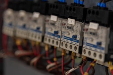 Elektronik ekipman ve bileşenler. Elektrik motorları ve kapasitörler. Elektronik kontrol paneli. Elektrikli motorların çalışması için malzeme. Komuta Merkezi. Elektrik ekipmanları.