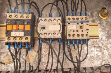 Elektronik ekipman ve bileşenler. Elektrik motorları ve kapasitörler. Elektronik kontrol paneli. Elektrikli motorların çalışması için malzeme. Komuta Merkezi. Elektrik ekipmanları.