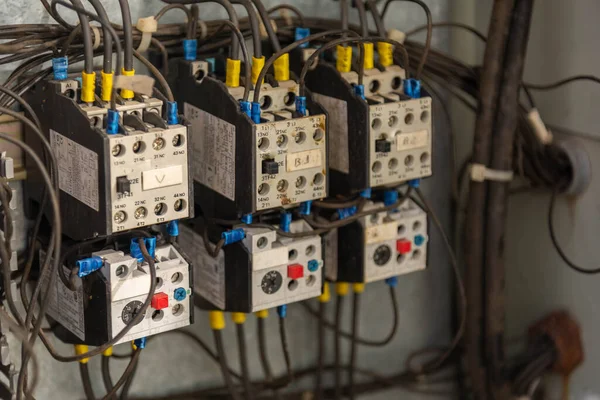 Elektronik ekipman ve bileşenler. Elektrik motorları ve kapasitörler. Elektronik kontrol paneli. Elektrikli motorların çalışması için malzeme. Komuta Merkezi. Elektrik ekipmanları.