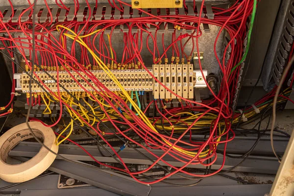 Elektronik ekipman ve bileşenler. Elektrik motorları ve kapasitörler. Elektronik kontrol paneli. Elektrikli motorların çalışması için malzeme. Komuta Merkezi. Elektrik ekipmanları.