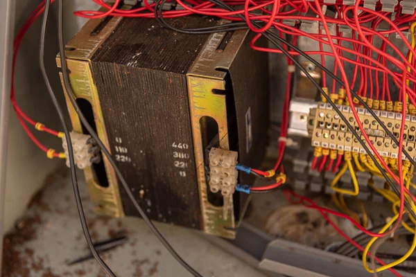 Elektronik ekipman ve bileşenler. Elektrik motorları ve kapasitörler. Elektronik kontrol paneli. Elektrikli motorların çalışması için malzeme. Komuta Merkezi. Elektrik ekipmanları.