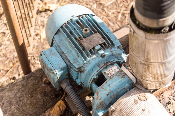 Elektronik ekipman ve bileşenler. Elektrik motorları ve kapasitörler. Elektronik kontrol paneli. Elektrikli motorların çalışması için malzeme. Komuta Merkezi. Elektrik ekipmanları.