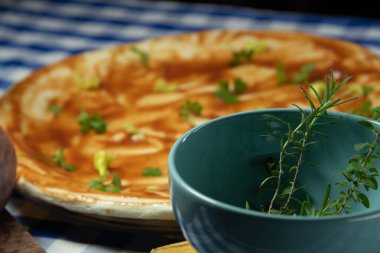 Peynirli ve domates soslu ev yapımı pizza. Tipik İtalyan yemekleri. Ev yemeği ve yemek. Geleneksel yemek, peynirli ve soslu pizza..