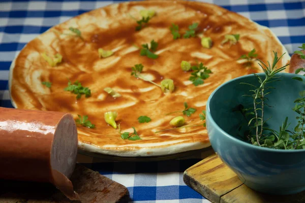 Peynirli ve domates soslu ev yapımı pizza. Tipik İtalyan yemekleri. Ev yemeği ve yemek. Geleneksel yemek, peynirli ve soslu pizza..