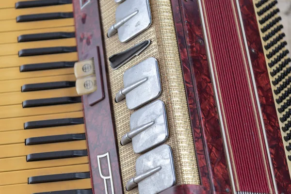 Stary Czerwony Akordeon Wiatrowy Instrument Muzyczny Stara Koncertina Instrumenty Muzyczne — Zdjęcie stockowe