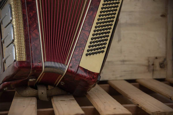 Stary Czerwony Akordeon Wiatrowy Instrument Muzyczny Stara Koncertina Instrumenty Muzyczne — Zdjęcie stockowe