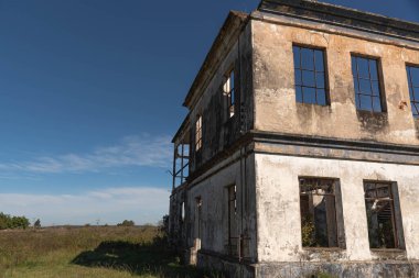 20. yüzyılın başlarından kalma antik mimari. Eklektik tarzda terk edilmiş bir köşk. Terk edilmiş ve eski mimari. 20. yüzyılın başlarına ait binalar..