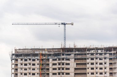 İnşaat halinde beton bloklar var. İnşaat ve mimari. Kentsel genişleme. Konut inşaatı için bir apartman bloğu.