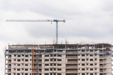 İnşaat halinde beton bloklar var. İnşaat ve mimari. Kentsel genişleme. Konut inşaatı için bir apartman bloğu.