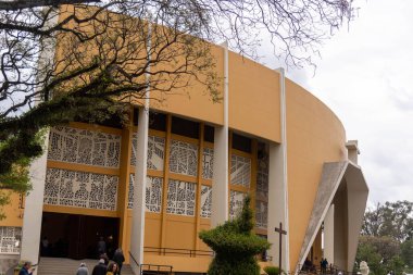 Santa Maria RS Brezilya 'daki Medianeira Bazilikası cephesi. Katolik kilisesi. Hac tapınağı. Dini turizm. Medianeira 'nın leydisine hacca git..
