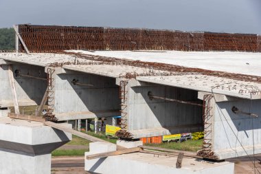 Ulaşım altyapısı çalışıyor. Brezilya 'da otoyol inşaatı. Nakliye mühendisliği. Yol yapımı. halka yolu.