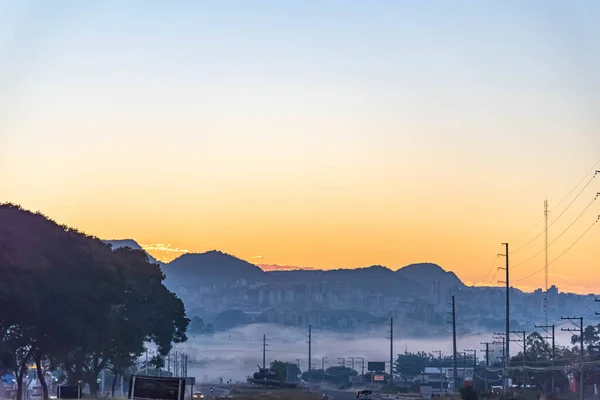 Winterdageraad Met Mist Vorming Landelijk Landschap Bij Dageraad Winterochtend Zuid — Stockfoto