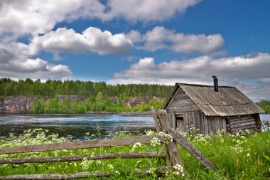 Göl tarafında küçük ıssız ev