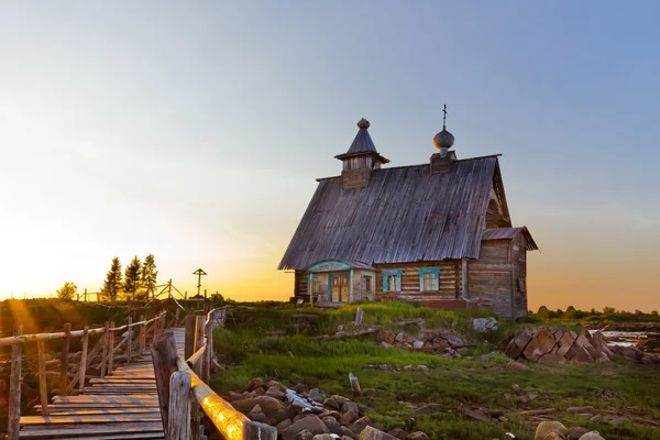 Igreja do Norte ao pôr-do-sol. República da Carélia. Rússia — Fotografia de Stock