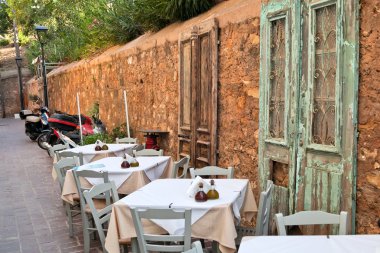 Hanya küçük bir sokak kafe. Yunanistan. Girit