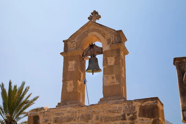 La campana de la antigua iglesia del pueblo. Grecia. Creta — Foto de Stock