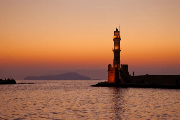 Stara latarnia morska o zachodzie słońca. Grecja. Kreta. Chania — Zdjęcie stockowe