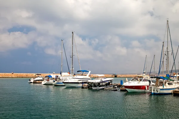Yates privados en el Puerto Viejo. Grecia. Creta. Chania — Foto de Stock