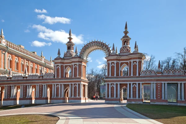 "Tsaritsyno "hembygdsgård. Galleri med grind. — Stockfoto