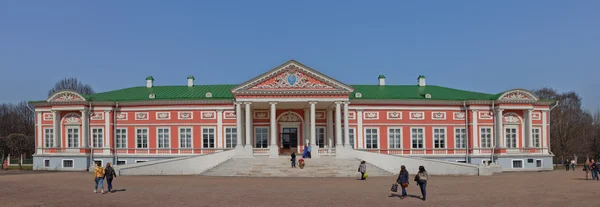 Al Palazzo. In giardino. Kuskovo Estate. Mosca. Russia — Foto Stock