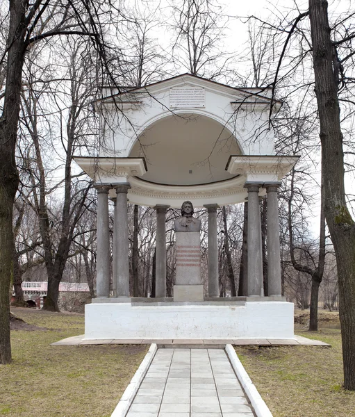 Parque Lefortovo. O pavilhão e um monumento a Pedro, o Grande. Moscovo. Rússia — Fotografia de Stock
