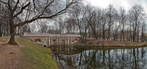 Лефортово парк. Вид на грот Растрелли. В Москве. Россия — стоковое фото