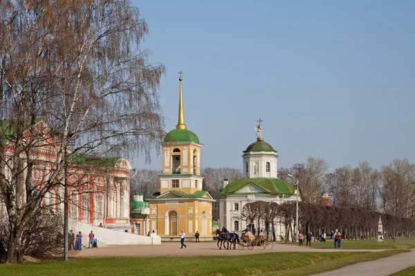 Il Palazzo e la chiesa. In giardino. Kuskovo Estate. Mosca. Russia — Foto Stock