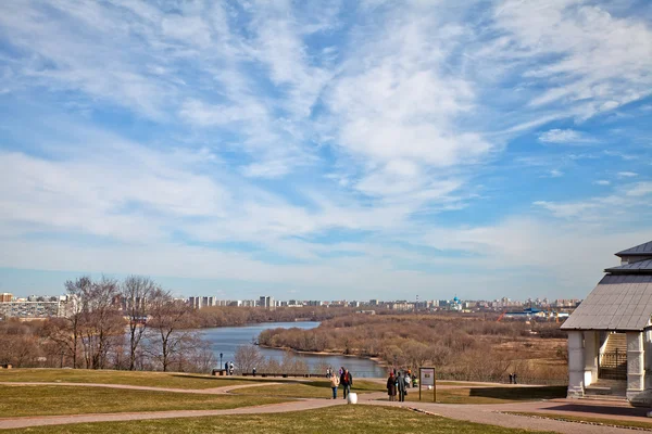 Het museum-reserve-kolomenskoye. uitzicht over Moskou en de Moskou-rivier — Stockfoto