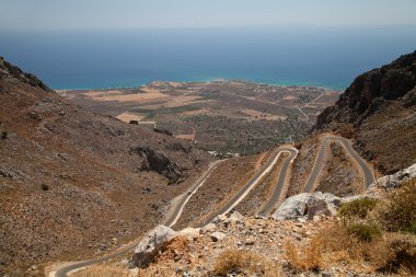dolambaçlı bir yol. Yunanistan. Girit