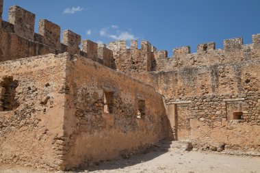 a torre e a parede da fortaleza de frangokastello. Grécia. Creta