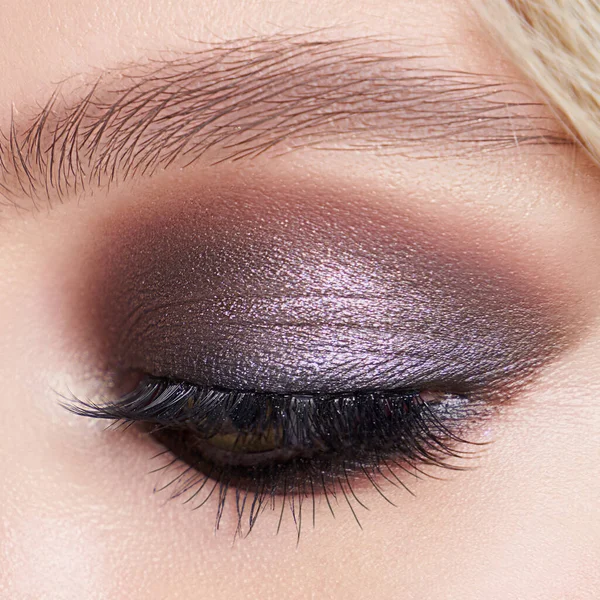 Closeup tiro de olho de mulher com maquiagem à noite. Cílios longos. Olhos fumegantes — Fotografia de Stock